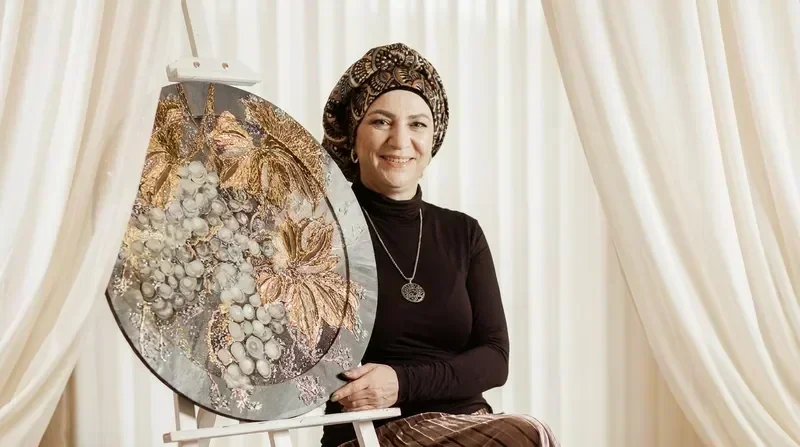 גליה לוקס ארט — אמנית יוצרת ציורי טקסטורה בסטודיו